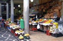 Markt mit vielen frischen Obstsorten & exotischen Früchten